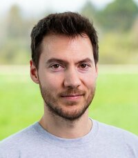 Napoleon Bifsa ist Lagermitarbeiter.