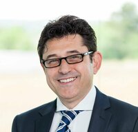 Ezio de Chirico ist Verkaufsingenieur.