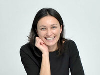 Monika Werner ist Rezeptionistin beim Empfang.